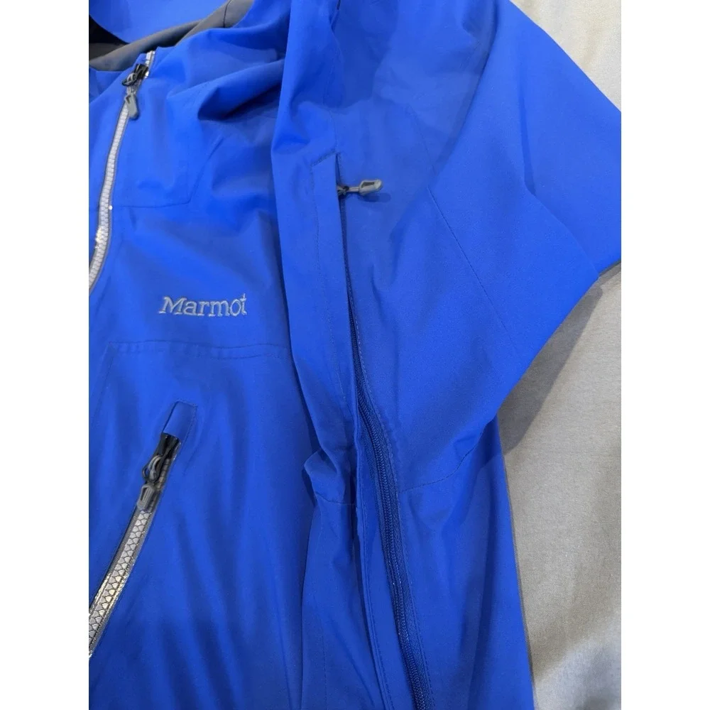 Marmot moment ski